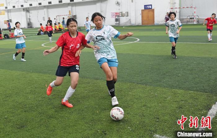 两岸青少年足球交流赛在桂林启幕 共叙友谊共促