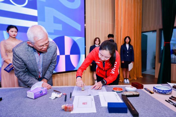 奥运冠军王丽萍走进校园传递体育精神