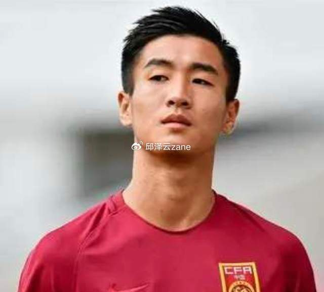 王钰栋赛后仅答一问离场引争议 三因素解析其态