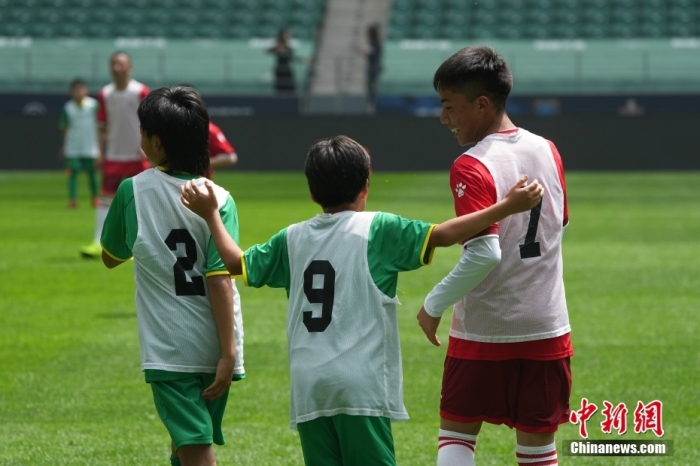 藏族青少年首次亮相中超赛场 40名孩子圆梦北京