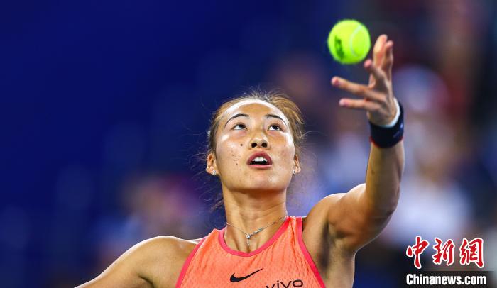 郑钦文惜败萨巴伦卡 无缘