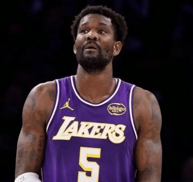 湖人三节崩盘惨败雷霆 球员表现两极分化