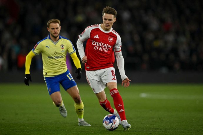 阿森纳半场表现欠佳 道曼状态低迷难破防线